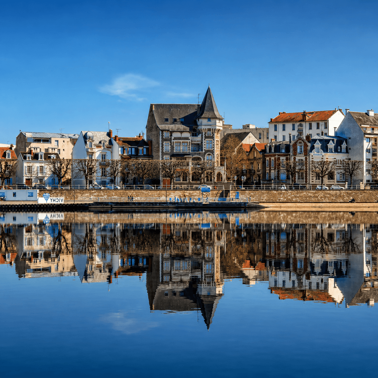Vichy et ses quais au bord de l'Allier