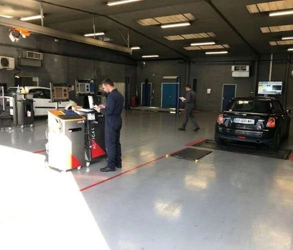 technicien en train de contrôler un véhicule