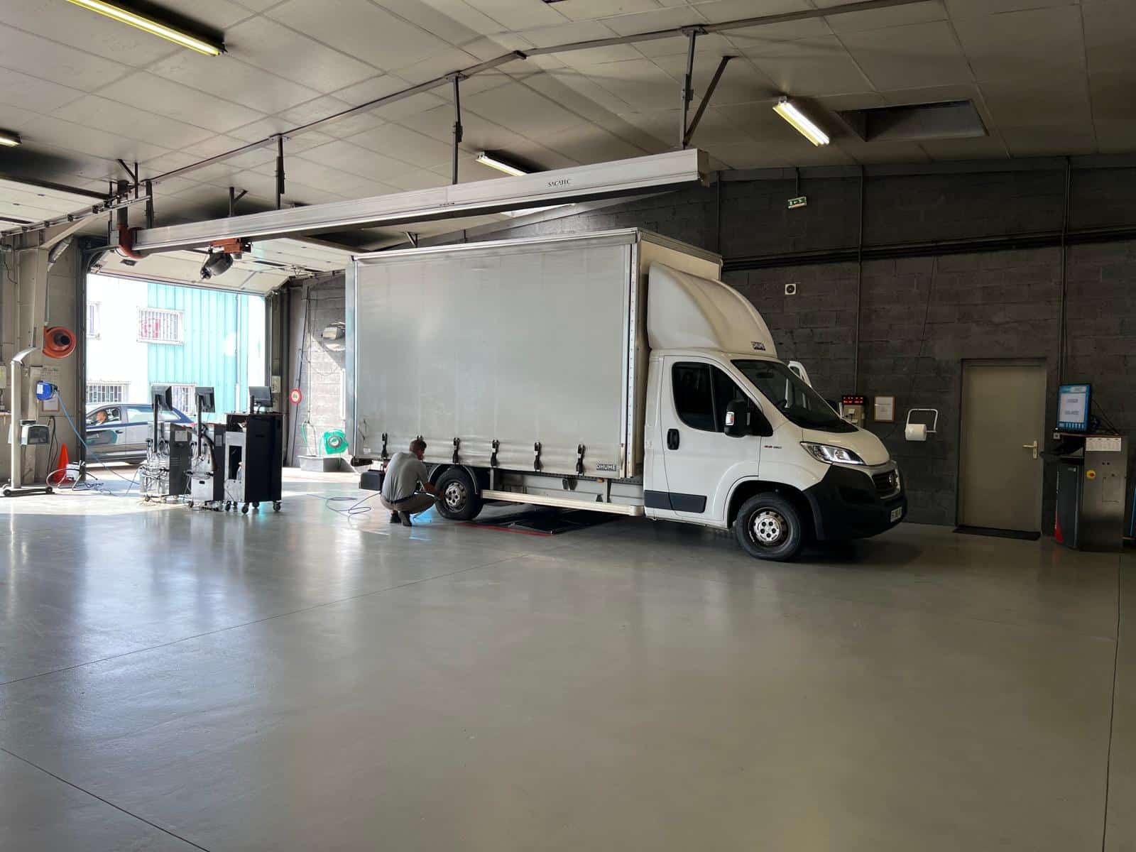 Vue extérieure du centre de contrôle technique Expert Contrôle Automobile à Vichy, accessible depuis Bellerive-sur-Allier en 6 minutes