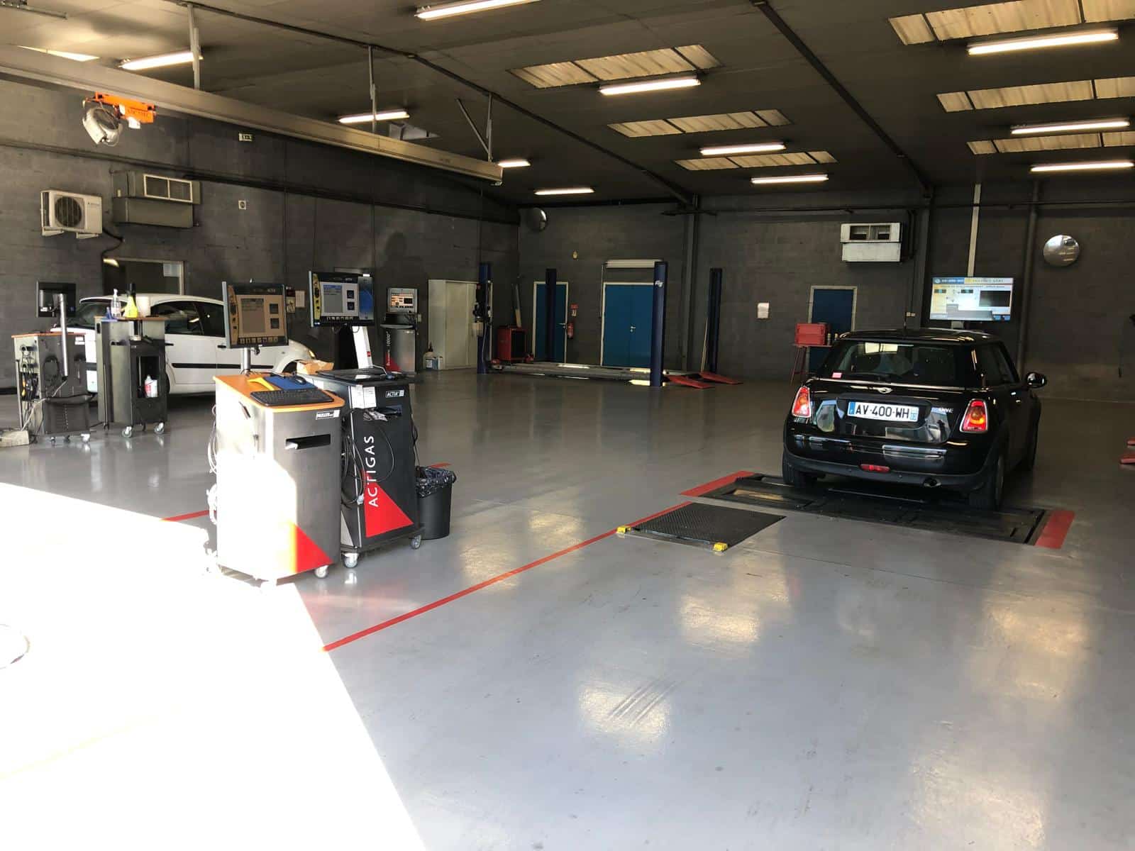 Véhicule en zone de contrôle technique chez Expert Contrôle Automobile à Vichy, 65€ tous véhicules