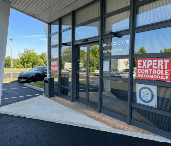 Zone d'accueil du centre de contrôle technique Expert Contrôle Automobile à Vichy, à 10 minutes de Cusset